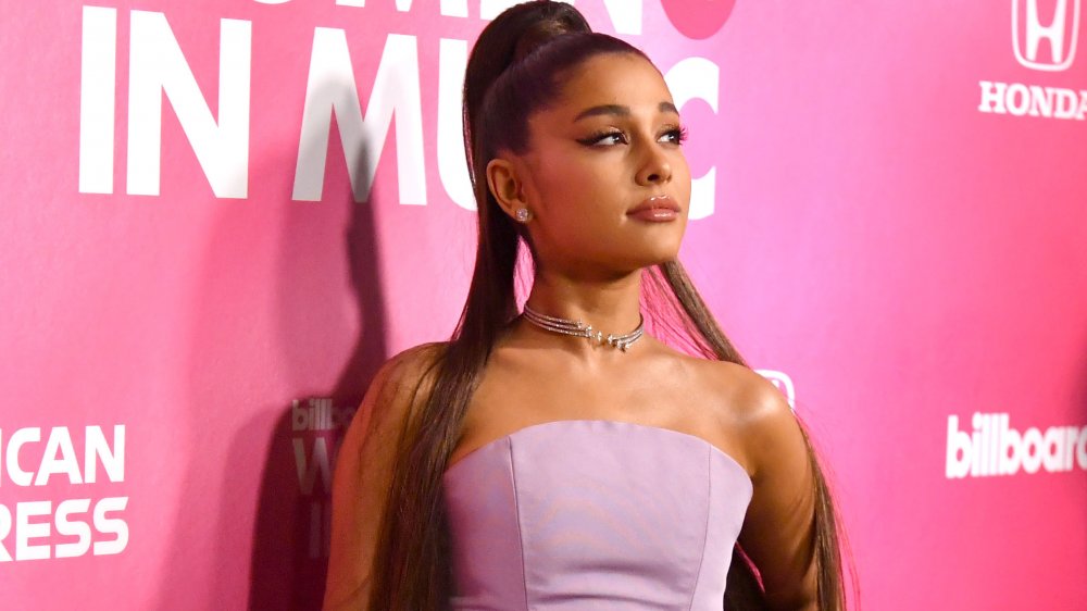 Ariana Grande in abito rosa senza maniche