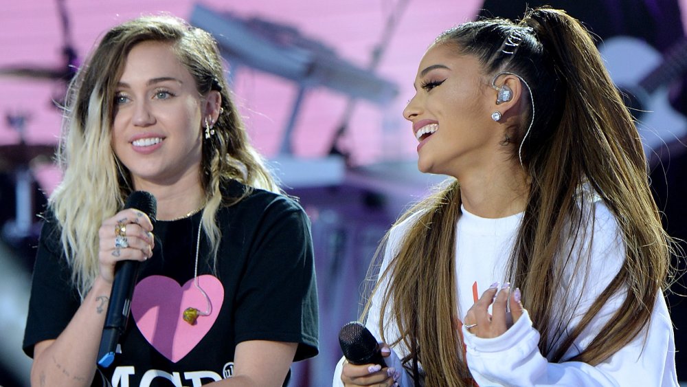 Miley Cyrus e Ariana Grande durante un'intervista