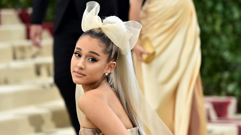 Ariana Grande con un enorme fiocco di crema tra i capelli