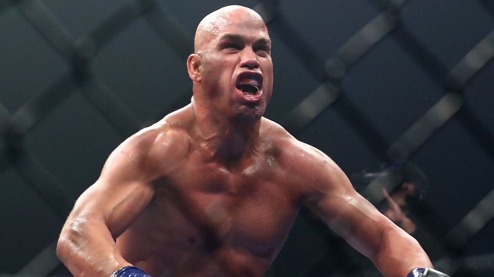 Tito Ortiz flessione e urlare durante un combattimento MMA