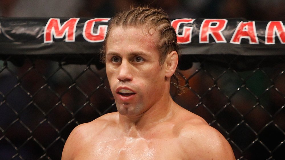 Urijah Faber cercando sorpreso in una lotta MMA