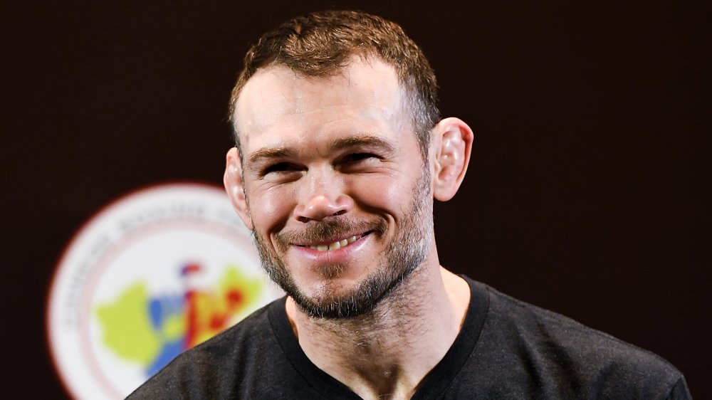 Forrest Griffin in una t-shirt nera, smilin