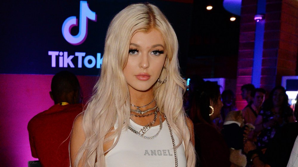 Loren Gray in canotta bianca, partecipando a un evento TikTok