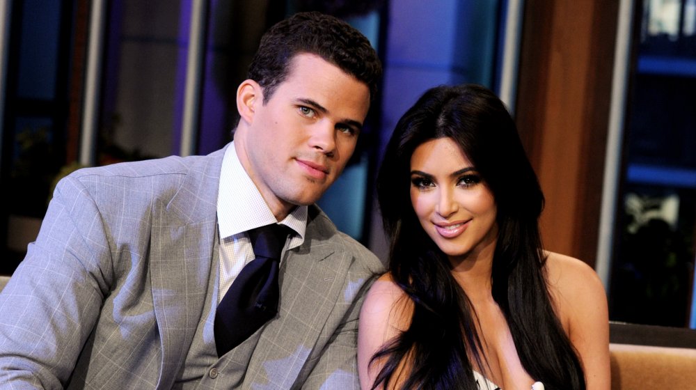 Kris Humphries e Kim Kardashian seduti e sorridenti