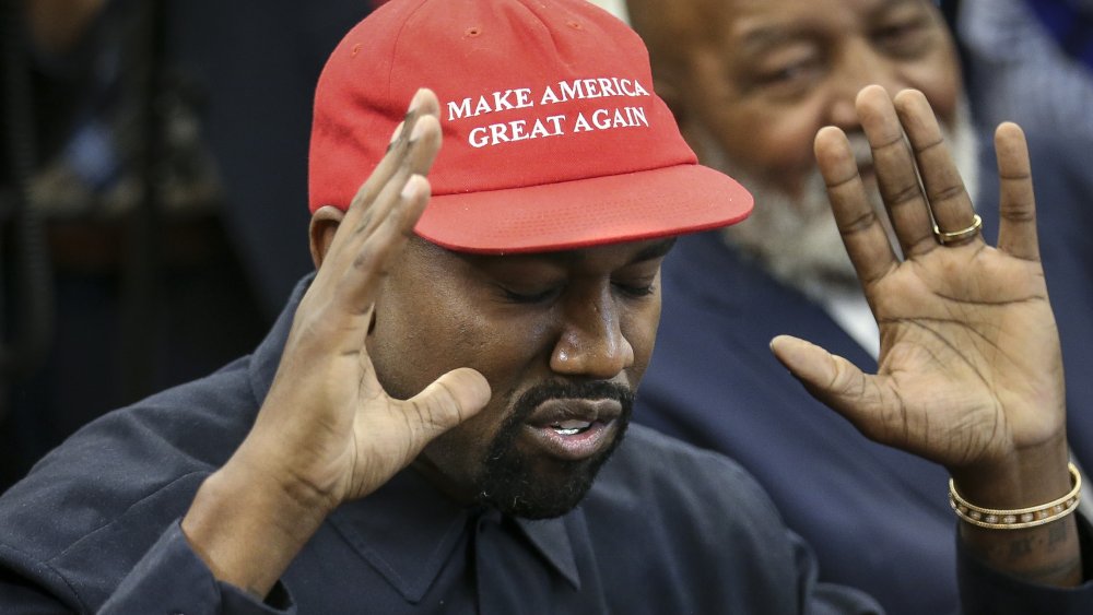 Kanye West in un cappello MAGA