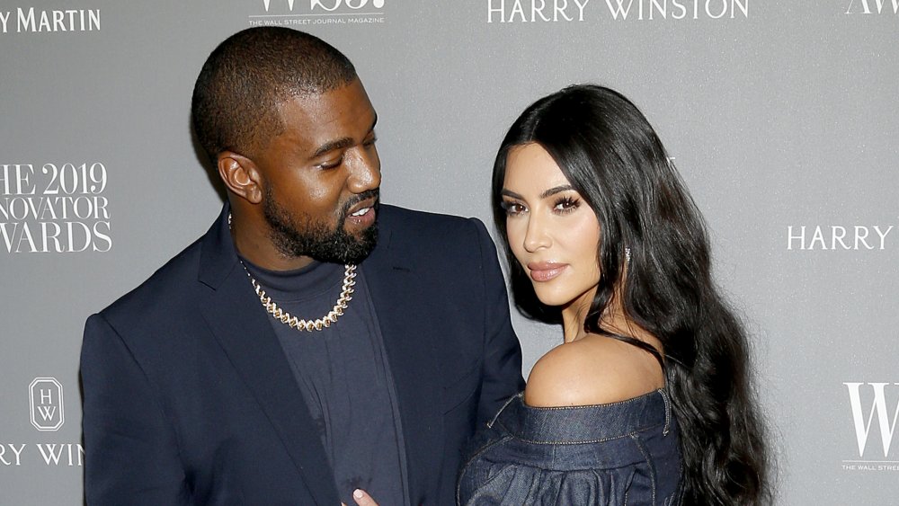 Kanye West guarda Kim Kardashian