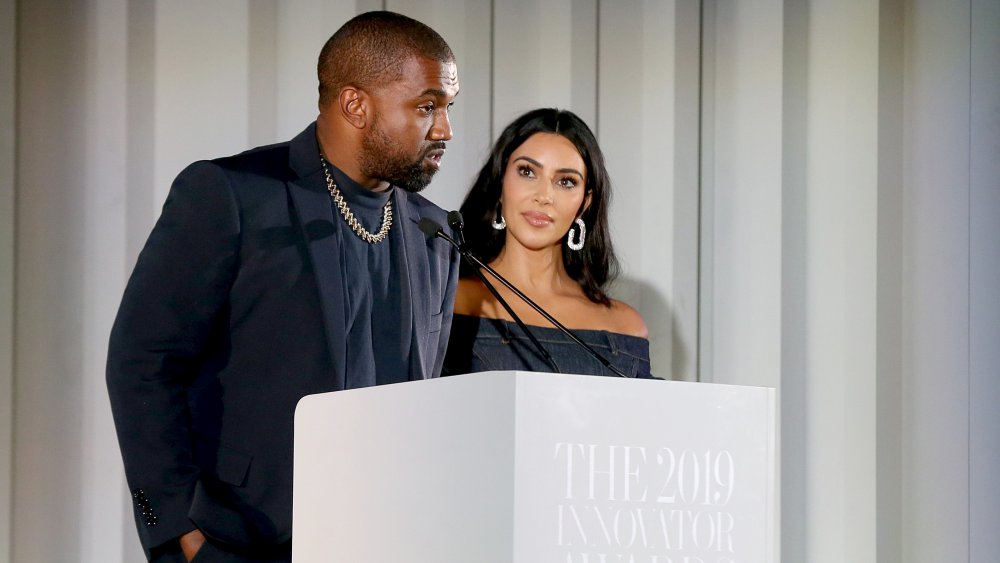 Kanye West e Kim Kardashian sul podio