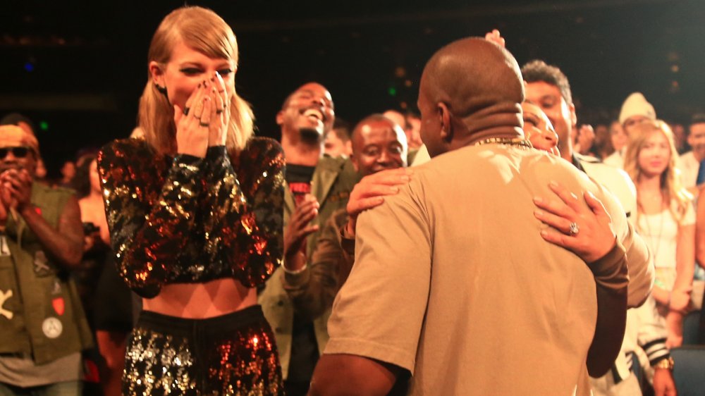 Taylor Swift, Kanye West e Kim Kardashian alla premiazione tra la folla