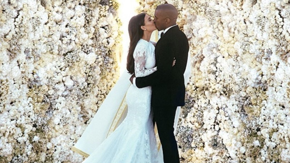 Kim Kardashian e Kanye West cerimonia di nozze davanti al muro di fiori