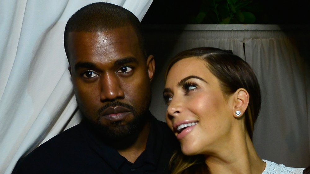 Kanye West e Kim Kardashian da vicino dove lei sta sorridendo a lui