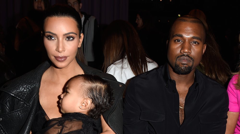 Kim Kardashian tenendo bambino Nord e Kanye West