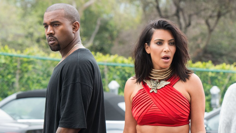 Kanye West e Kim Kardashian si dirigono l'una contro l'altra in piedi fuori