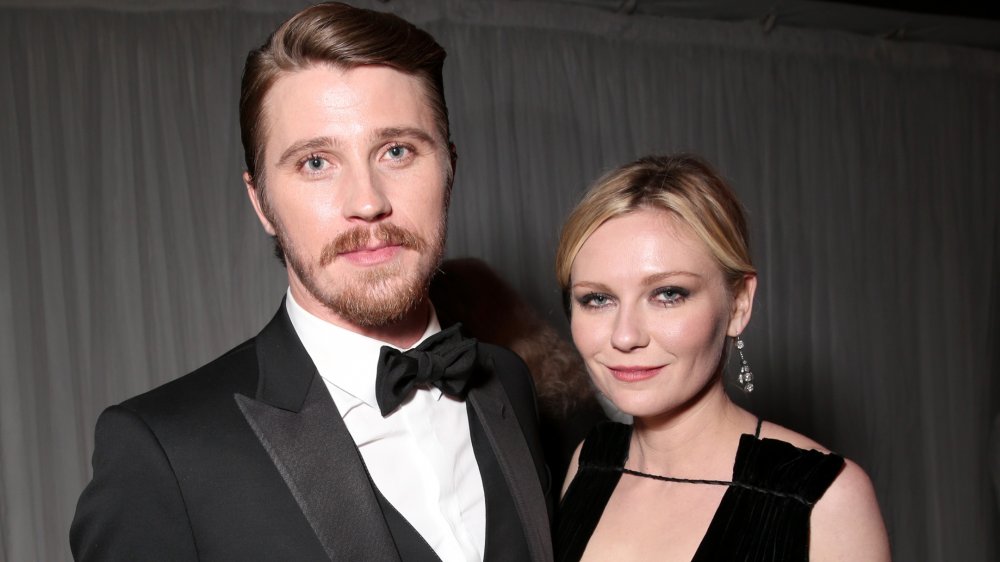 Garrett Hedlund e Kirsten Dunst, in posa insieme, entrambi in nero