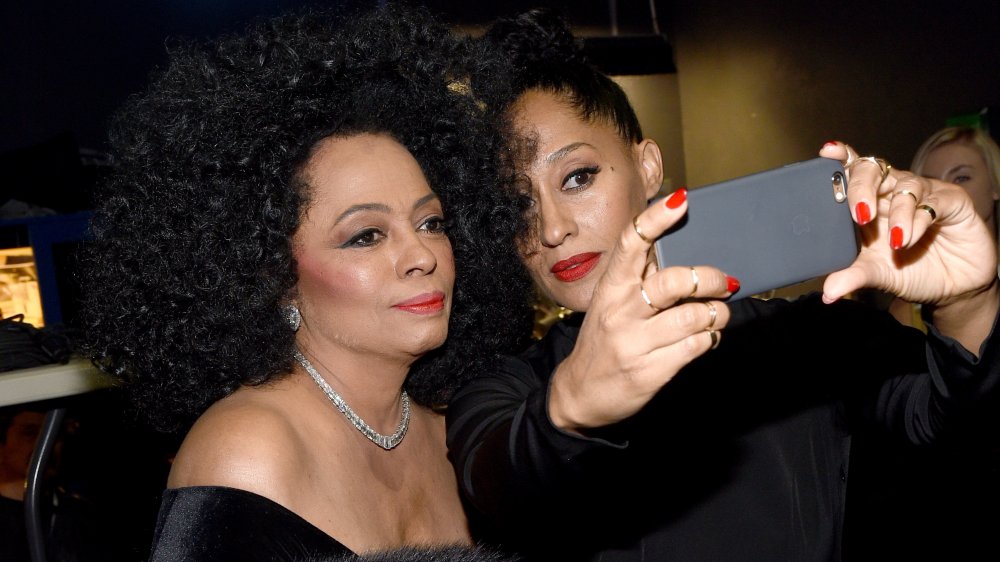 Diana Ross e Tracee Ellis Ross che si scattano un selfie alle AMAs 2014