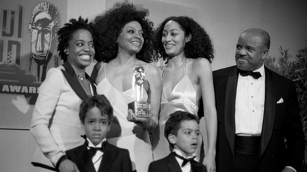 Foto in bianco e nero di Diana Ross con i figli Rhonda, Tracee, Ross ed Evan, più il produttore discografico Berry Gordy, nel 1995