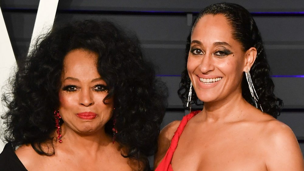 Diana Ross in abito nero e Tracee Ellis Ross in abito rosso, in posa al Vanity Fair Oscars Party 2019