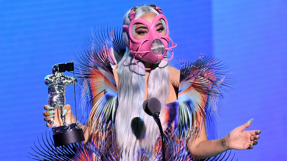 Lady Gaga indossa una delle tante maschere che ha indossato per gli MTV VMAs 2020