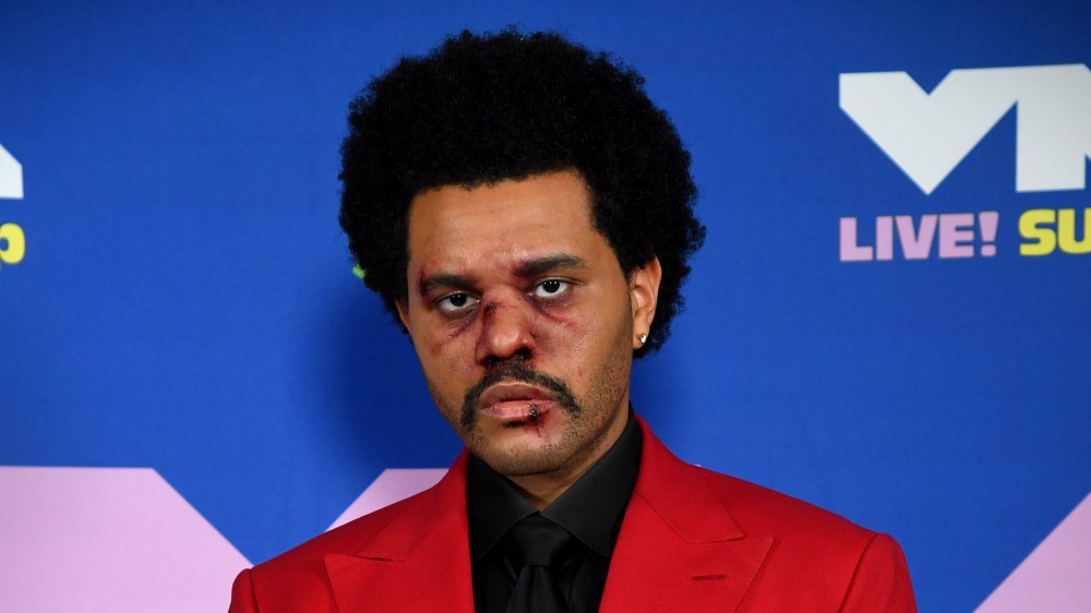 The Weeknd sul red carpet agli MTV VMAs 2020