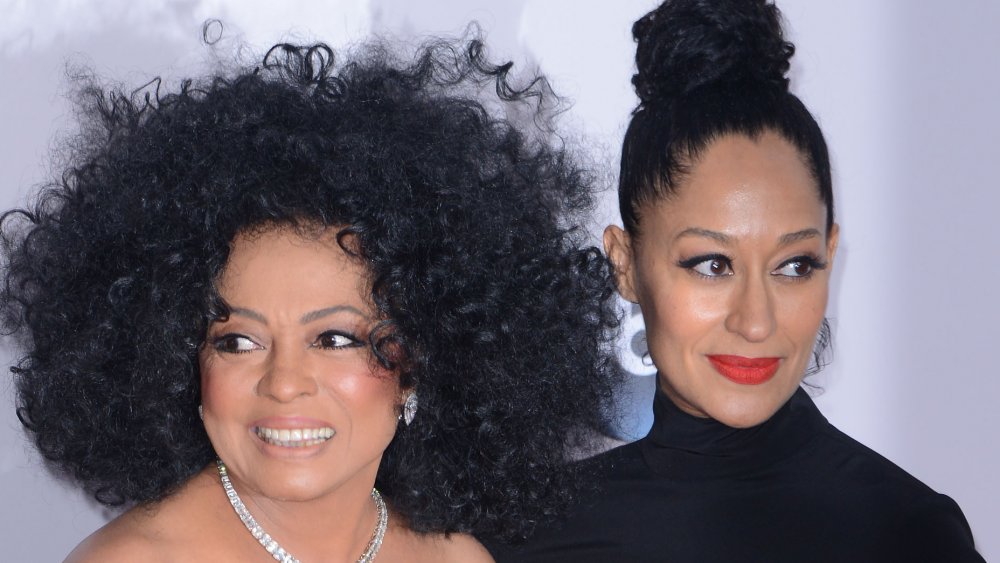 Diana Ross e Tracee Ellis Ross, entrambi in nero e in posa insieme con sorrisi