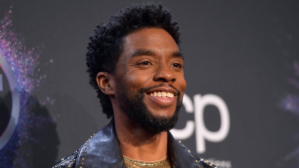 Chadwick Boseman sorridente sul red carpet degli AMAs