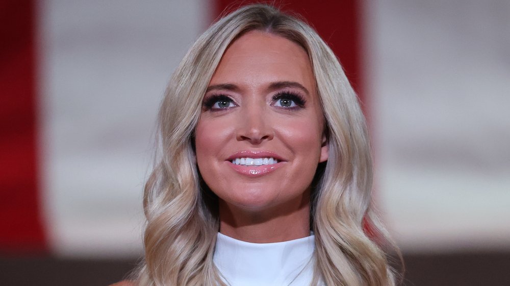 Il segretario alla stampa della Casa Bianca Kayleigh McEnany sale sul palco per pre-registrare il suo discorso alla Convention Nazionale Repubblicana