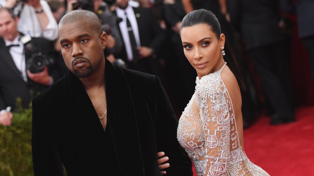 Kanye West e Kim Kardashian a un evento sul red carpet