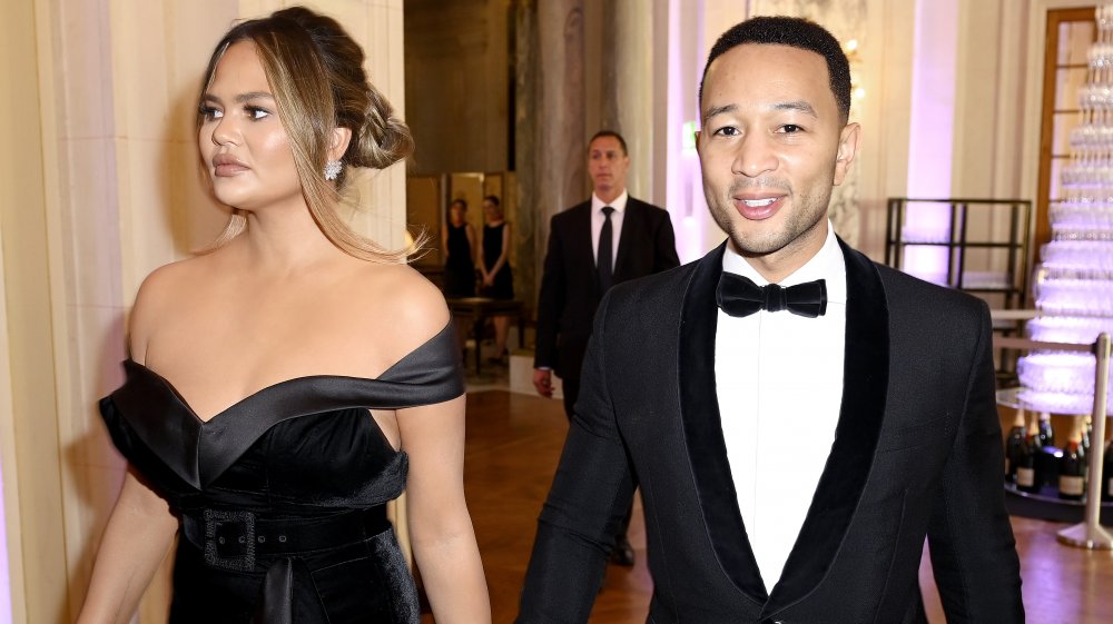 Chrissy Teigen e John Legend a piedi insieme a evento formale