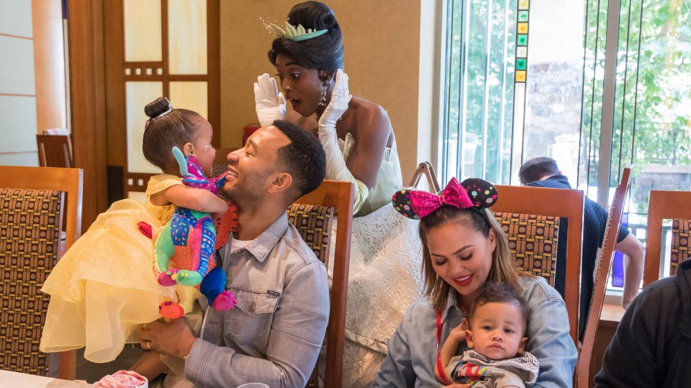 John Legend e Chrissy Teigen con la loro famiglia