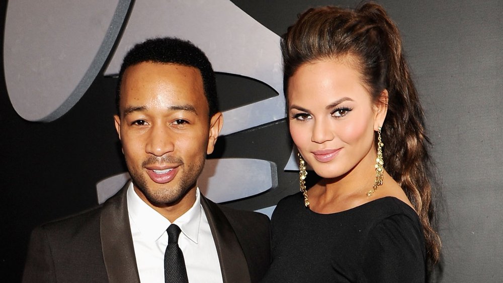 John Legend e Chrissy Teigen entrambi in abbigliamento formale