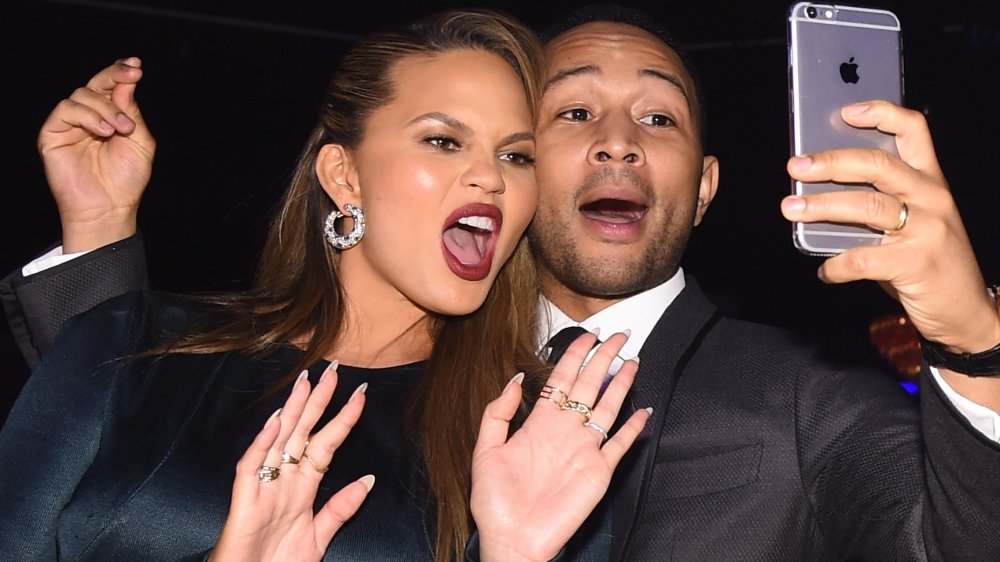 Chrissy Teigen e John Legend scattano un selfie