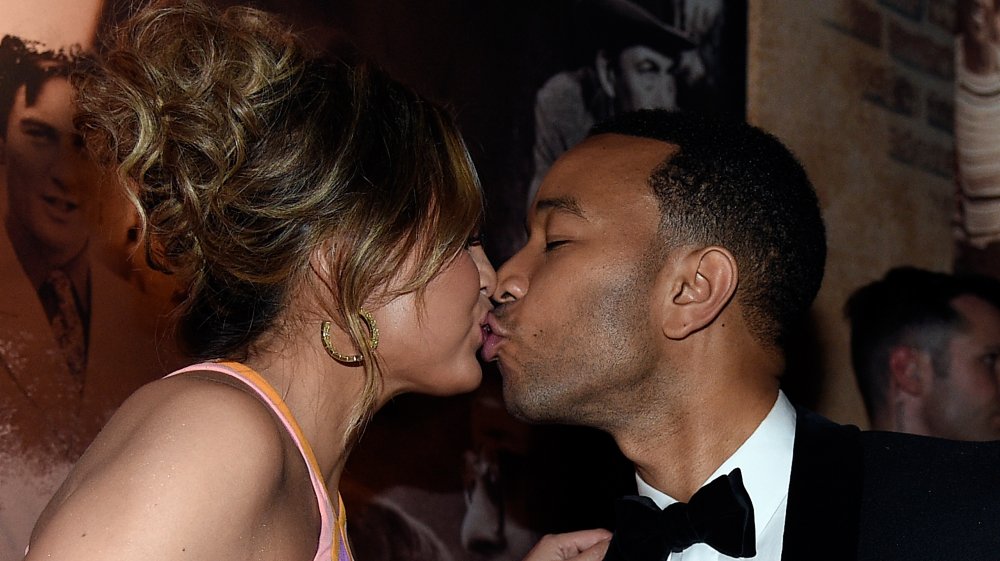 Chrissy Teigen e John Legend baciano