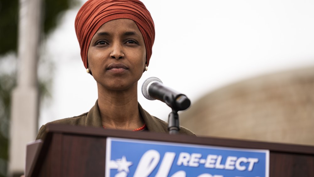 Ilhan Omar parla a un evento della campagna