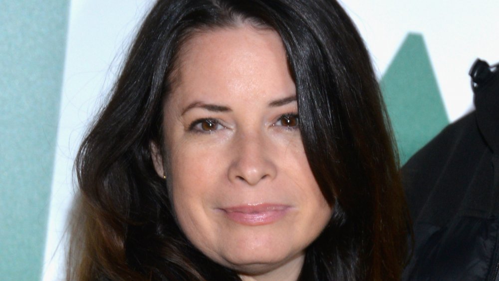 Holly Marie Combs in posa con un'espressione neutra