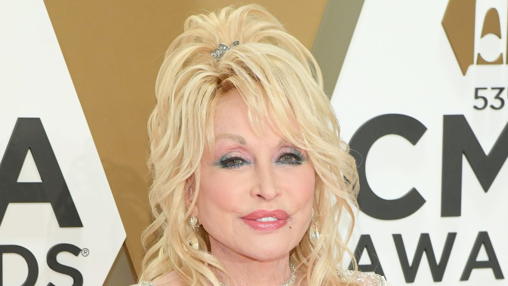 Dolly Parton in abito bianco scintillante, in posa ai CMA Awards