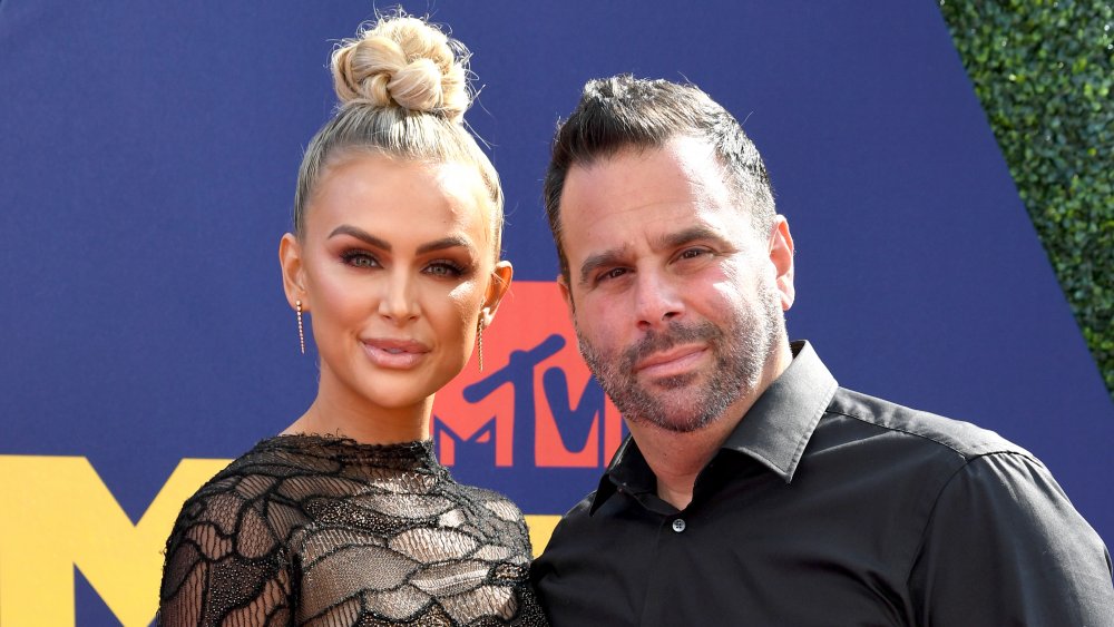 Lala Kent in un abito nero con i capelli in un panino alto, Randall Emmett in un nero button-up