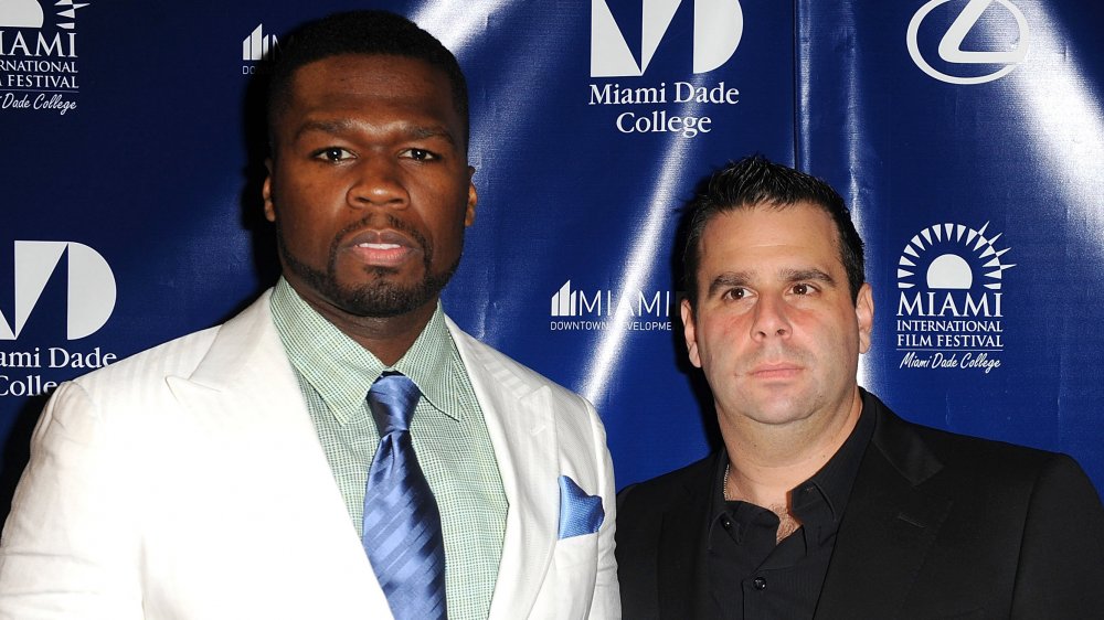 50 Cent in abito bianco e cravatta blu, Randall Emmett in abito nero