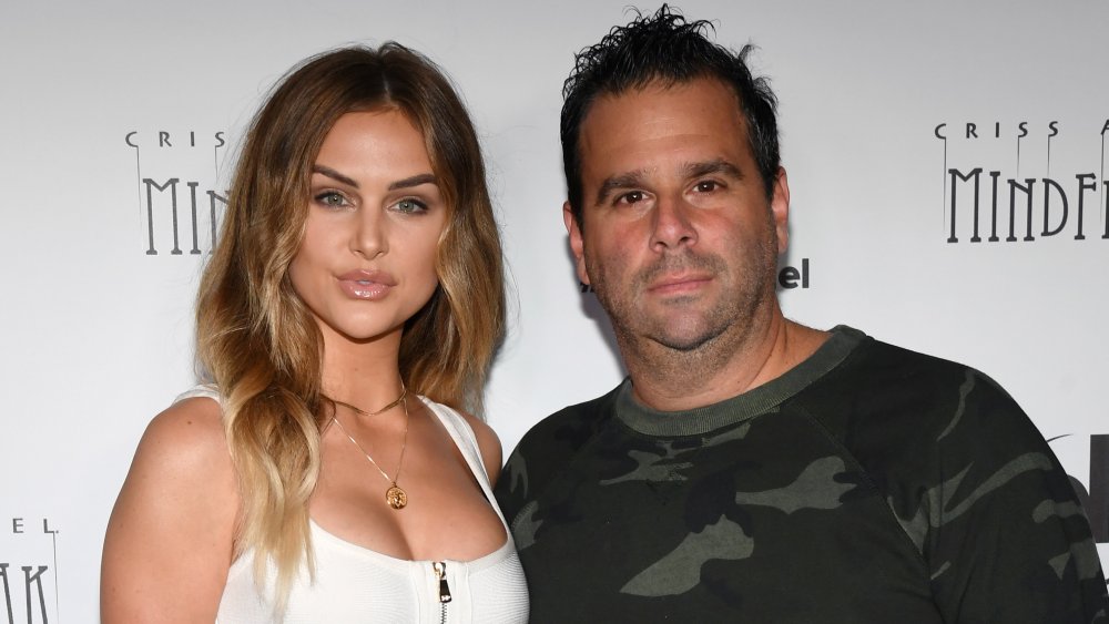 Lala Kent in un crop top bianco, Randall Emmett in una felpa mimetica