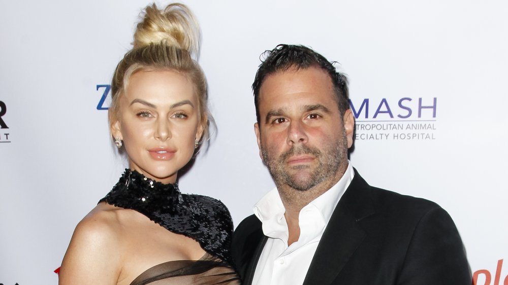 Lala Kent in abito trasparente e nero deve, Randall Emmett in un open-collar abito nero