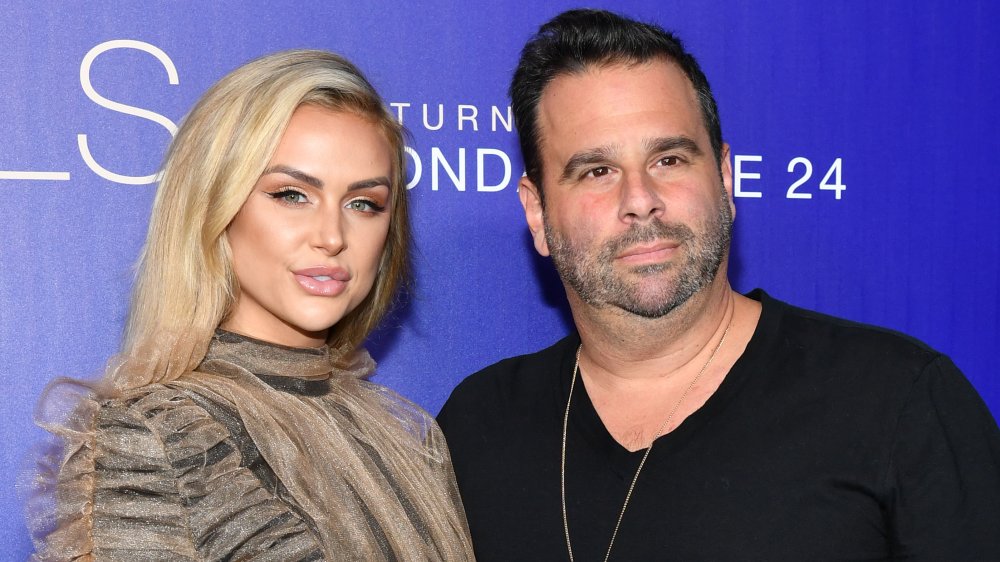 Lala Kent in un abito scintillante, Randall Emmett in una t-shirt nera