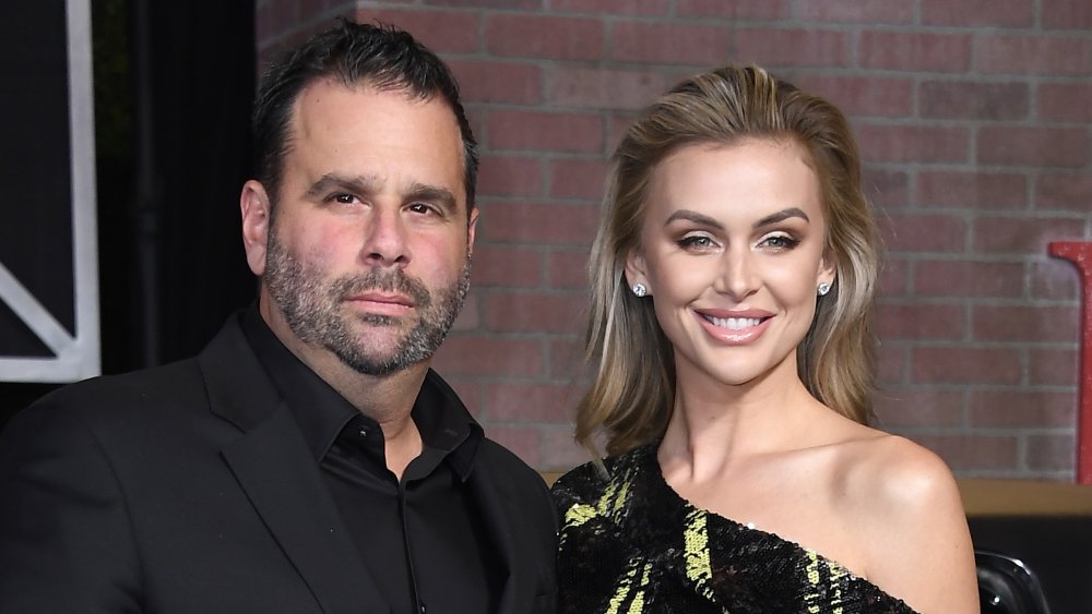 Randall Emmett in abito nero, Lala Kent sorridente in un abito nero e giallo