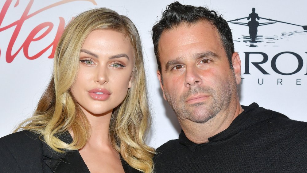 Lala Kent e Randall Emmett, entrambi in nero e in posa insieme con espressioni neutre alla prima del film After