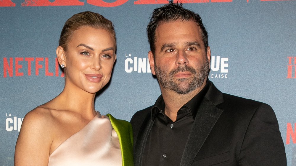 Lala Kent in abito rosa, Randall Emmett in abito nero, alla prima di Netflix