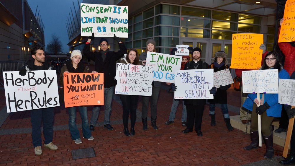 Gli studenti dell'Università di Boston protestano contro l'apparizione di Robin Thicke