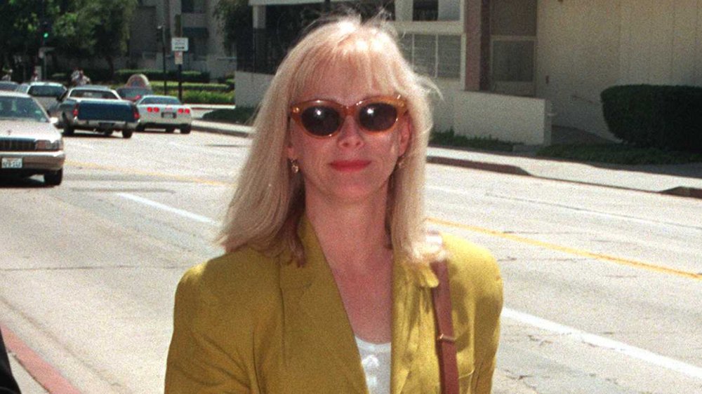 Sondra Locke appare in tribunale nel 1996