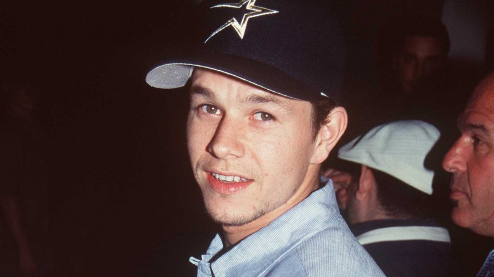 Mark Wahlberg anni '90 da vicino con berretto da baseball