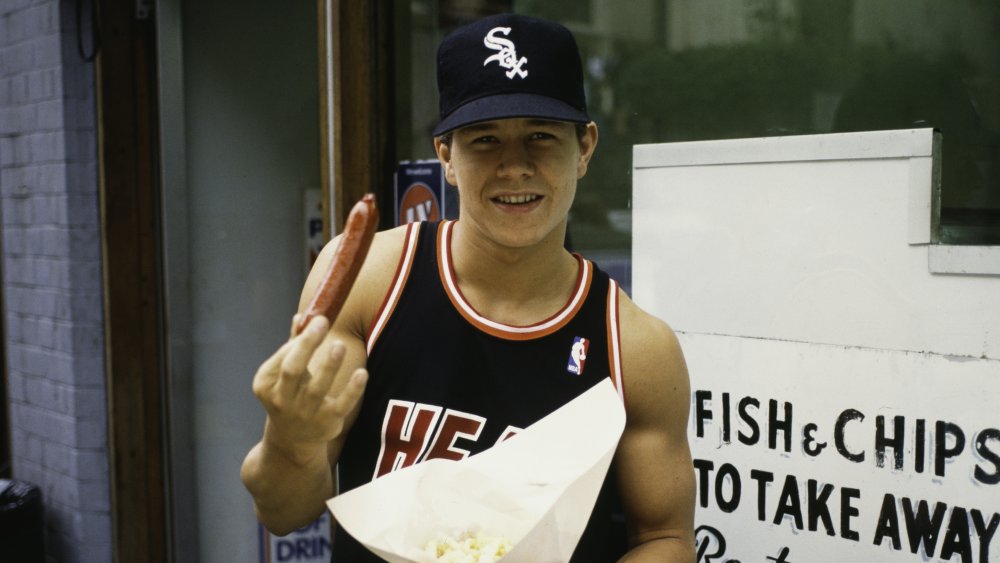 Mark Wahlberg tenendo in mano un hot dog 