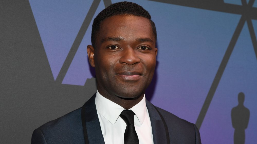 David Oyelowo in abito blu scuro, foderato di nero, in posa con un piccolo sorriso agli Oscar