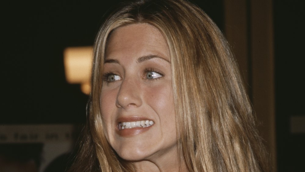 Jennifer Aniston smorfie e scrollata di spalle