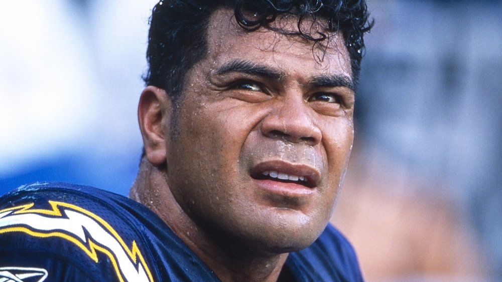 Junior Seau guardando fuori al lato con una seria espressione durante una partita