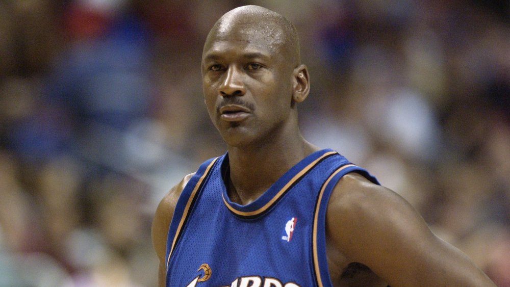 Michael Jordan in uniforme Wizards, guardando serio durante una partita